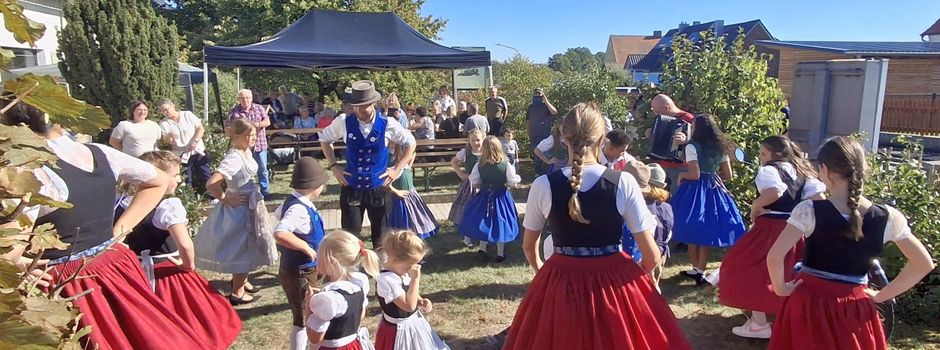 Tanz, Musik und gute Stimmung beim Auftritt der Hirschauer Nachwuchstrachtler
