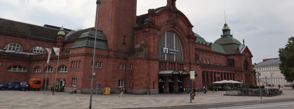 Wiesbadener Bahnhofsvorplatz zu dreckig? Reinigungarbeiten werden behindert