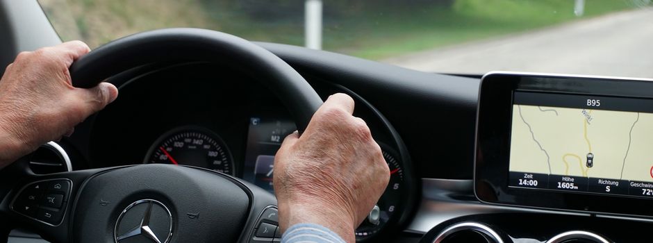 Fußgängerin (85) von Autofahrer (85) angefahren und schwer verletzt