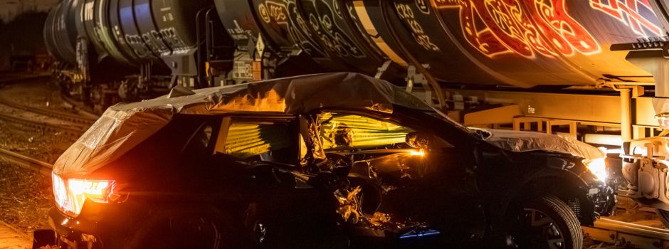 Gestohlener Neuwagen wird von Zug überrollt