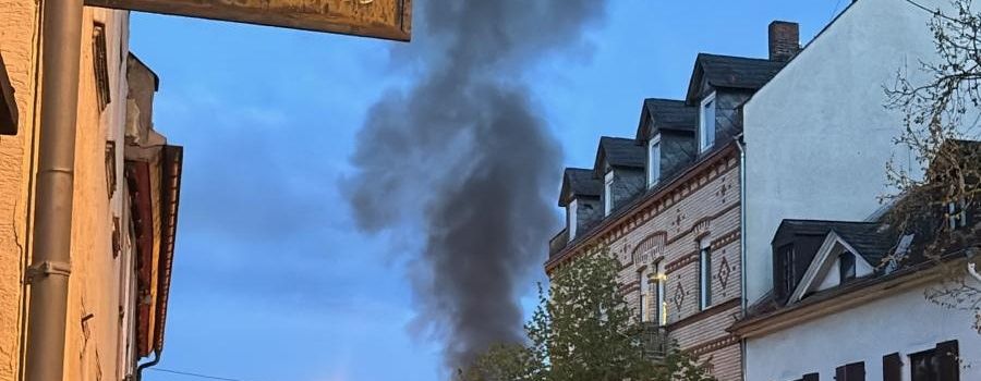 Schwarze Rauchsäule über Wiesbaden: Feuer greift auf Wohngebäude über