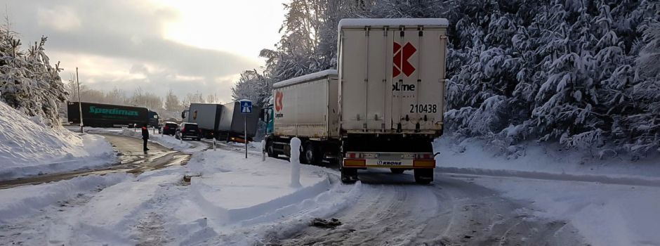 Schnee sorgt für Verkehrschaos auf der A3