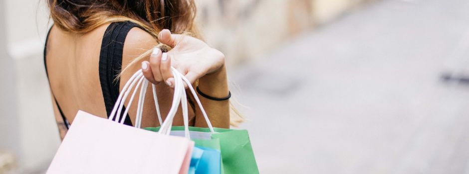 Shopping Queen in Augsburg: Pinker Bus gesichtet und erste Kandidatin erkannt