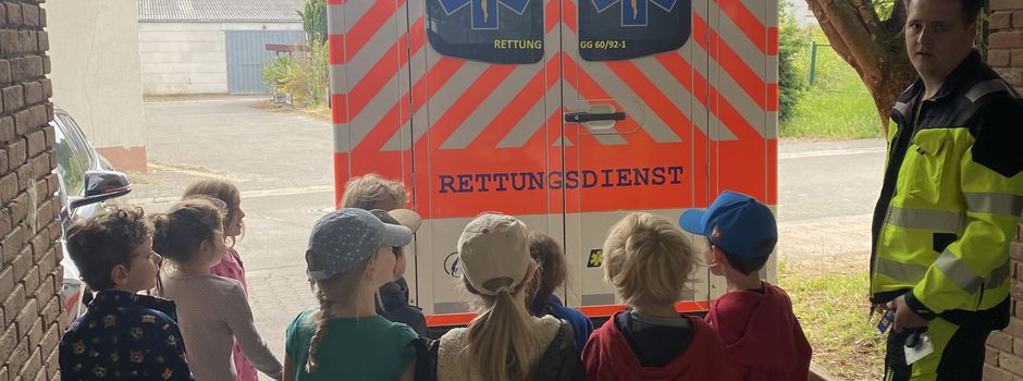 Veritas Ambulanz zu Besuch bei den Wackelzahnkindern der Kita Spatzennest
