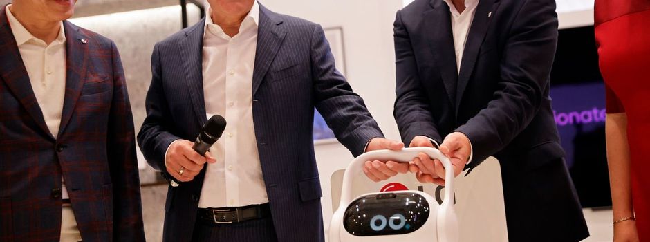 IFA 2024 geöffnet - Kanzler testet Haushaltsgeräte