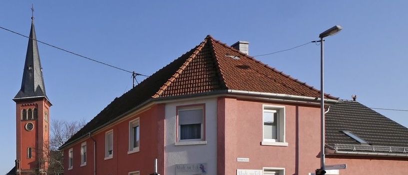 Weinstand in Klein-Winterheim am 11. Juni am Abend