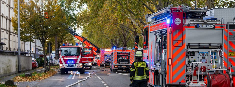 Großbrand in Wiesbadener Lagerhalle: Drei Feuerwehrleute verletzt