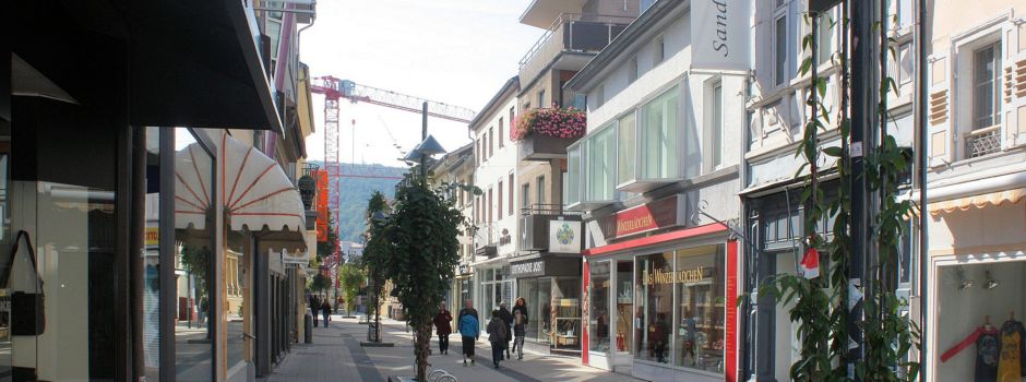 Schock in Bad Kreuznach: Bierflasche knapp an Baby vorbeigeworfen