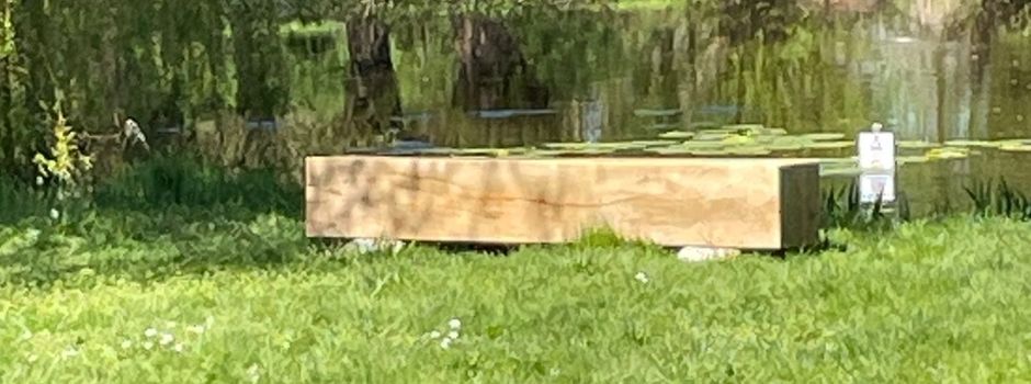 Neue Sitzmöglichkeit am Dorfteich 