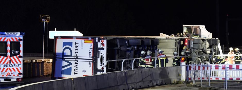 Lkw-Fahrer eingeklemmt: Schwerer Unfall auf Schiersteiner Brücke