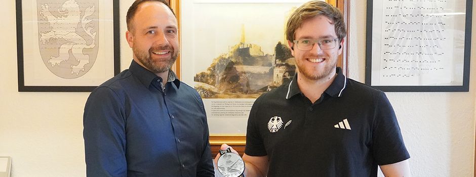 Silbermedaillenträger der Deaflympics im Rathaus zu Gast