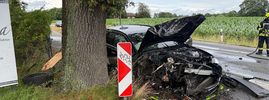 Schwerverletzter Autofahrer nach Baumcrash auf der Marienfelder Straße – Großeinsatz für Feuerwehr und Rettungsdienst