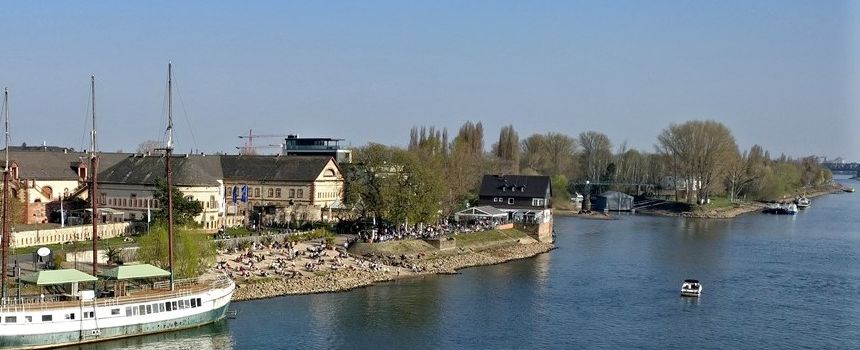 Wiesbadener Rheinufer: Gericht erklärt „schwimmende Terrasse“ als unzulässig