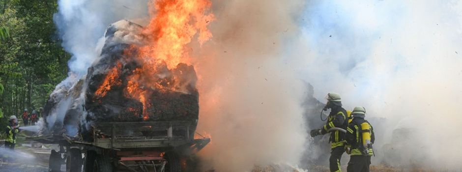 Rundballen geraten in Brand – Feuerwehr verhindert Waldbrand in Garstedt