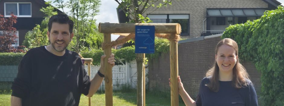 Zwei neue Bäume auf dem Spielplatz an der Buchenstraße