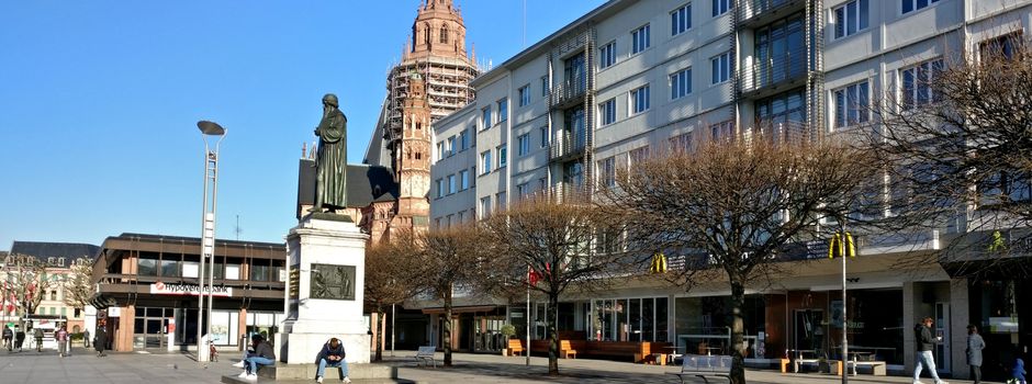 Mit Flaschen auf Passanten geworfen? Polizeieinsatz am Mainzer Gutenbergplatz