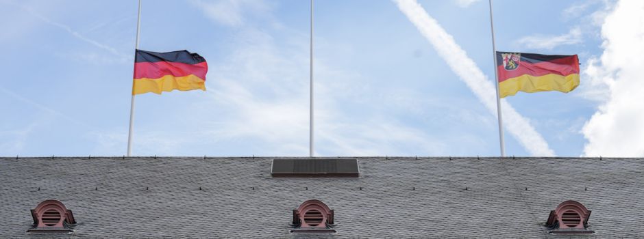 Am Dienstag: Flaggen in ganz Rheinland-Pfalz auf Halbmast