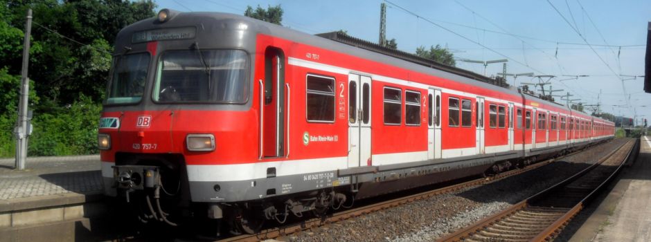 Jugendliche prügeln auf Mann in S-Bahn ein