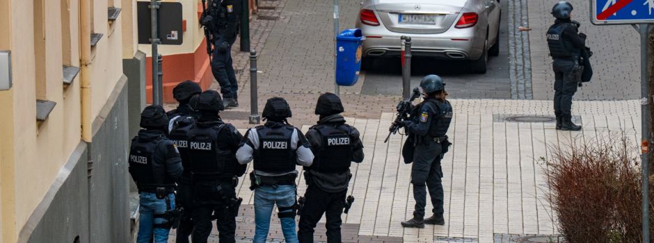 SEK-Einsatz in Wiesbaden: Frau verschanzt sich mit Waffe in Wohnung