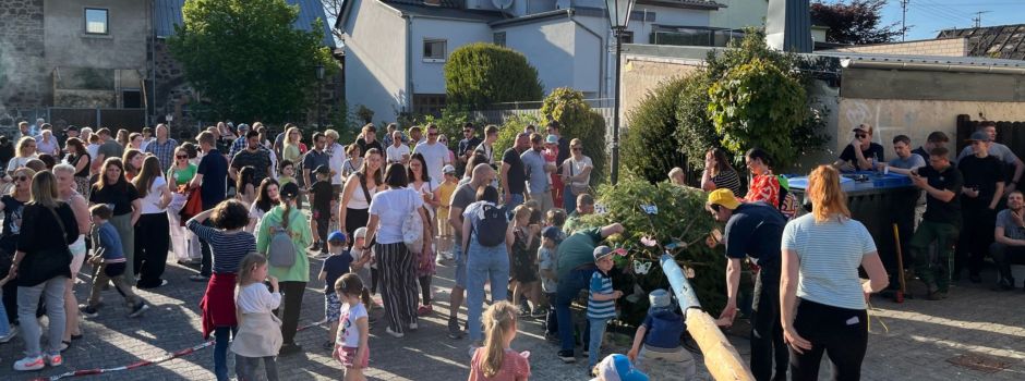 Bunte Schmetterlinge von Kita und Klieburgschule verschönern den Maibaum