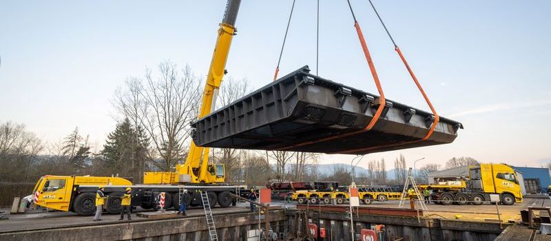 Ersatztor für beschädigte Moselschleuse Müden verladen