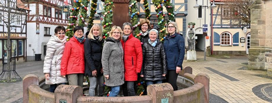 Osterschmuck am Kanzler-Feige-Brunnen verschönert Lichtenauer Innenstadt