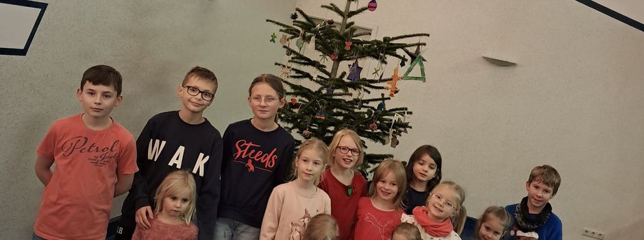 Kinder schmückten Weihnachtsbaum
