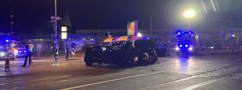 Unfall an Kreuzung: Drei Verletzte nach Zusammenstoß