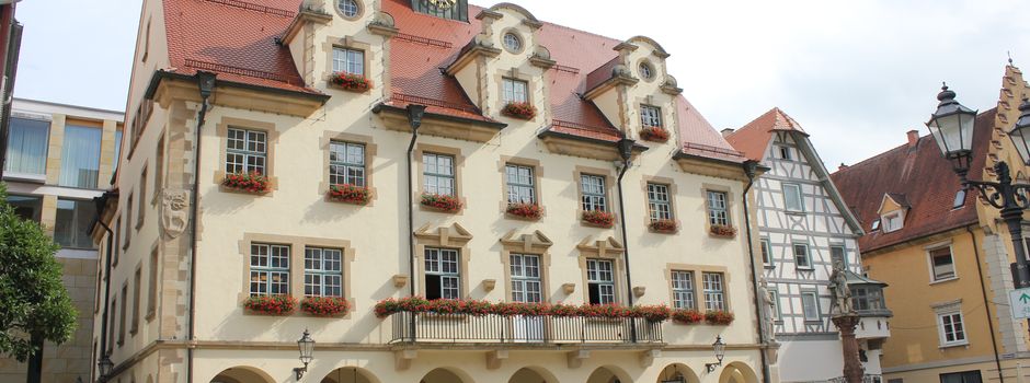 Mobiles Jugendhaus vor dem Rathaus – Offene Jugendarbeit stellt sich vor