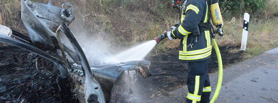 Auto brennt nach Unfall völlig aus