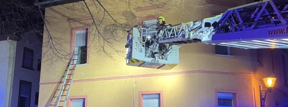 Wormser Feuerwehr rettet zwei Personen aus brennendem Haus