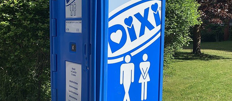 Böse Überraschung: Dixi-Klo mit 63-Jährigem drin umgestoßen