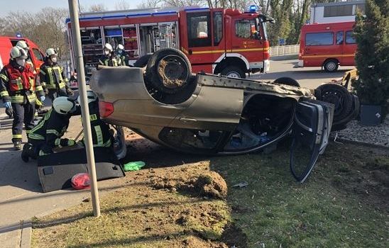 Schwerer Verkehrsunfall: Auto überschlägt sich und bleibt auf Dach liegen