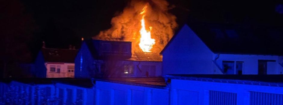 Flammen schlagen aus Dach: Haus in Wiesbaden unbewohnbar