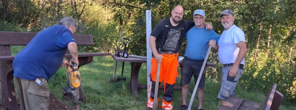 Neue Sitzgruppe am Radweg errichtet