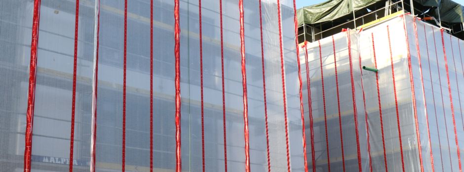 Verhüllte Häuser in Niederkassel: Verpackungskünstler oder Fassadenschutz?