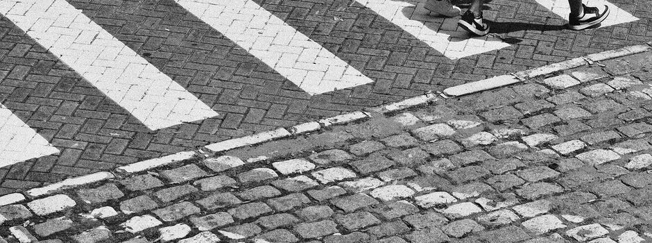 Gehwegerneuerung vor dem Bürgerhaus hat begonnen