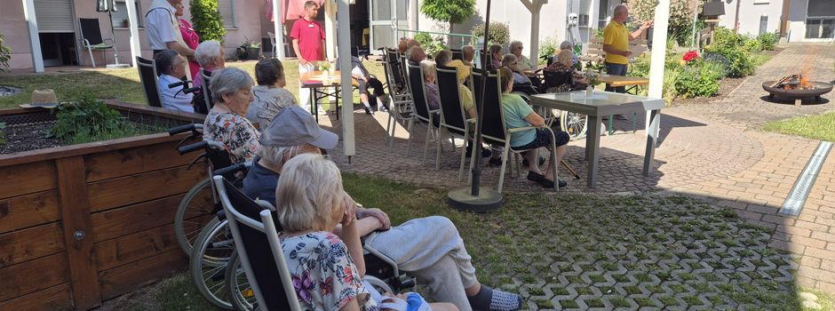 Bei Bewohnerversammlung Segnung eines Johannisfeuers