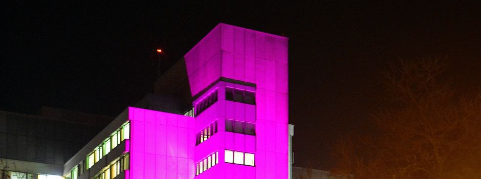 Warum das Klinikum Worms jetzt lila leuchtet