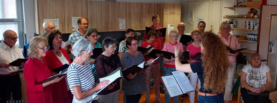 Gemischter Chor mit Seniorenheimbewohnern auf musikalischer Reise durch Europa