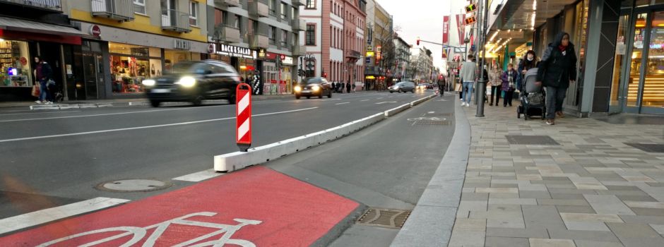 Nach Crash mit Metallpollern: Fahrer schließt Auto ab und geht weg