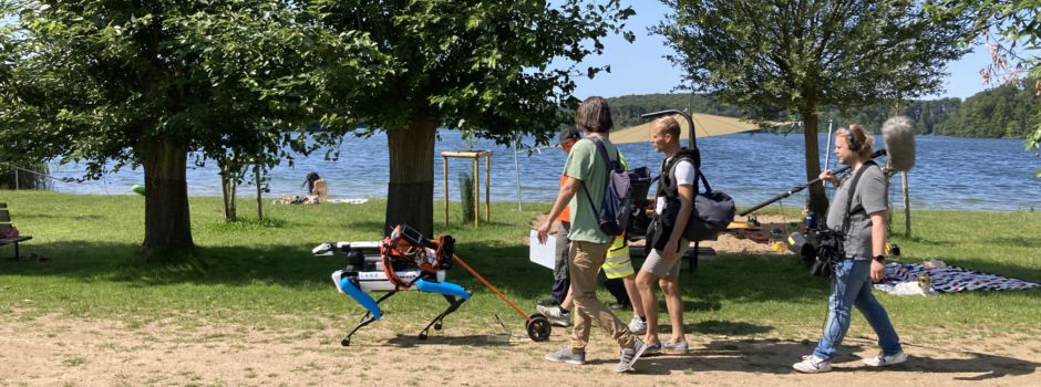 Roboterhund  „LARS“ und das Team vom NDR Nord Magazin