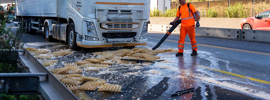 Tausende Eier landen auf der Autobahn: Lkw-Crash auf A3