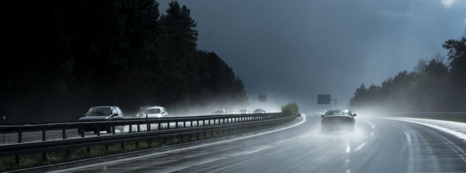 Bei Nässe ins Schleudern geraten: Autofahrer verliert auf A63 Kontrolle