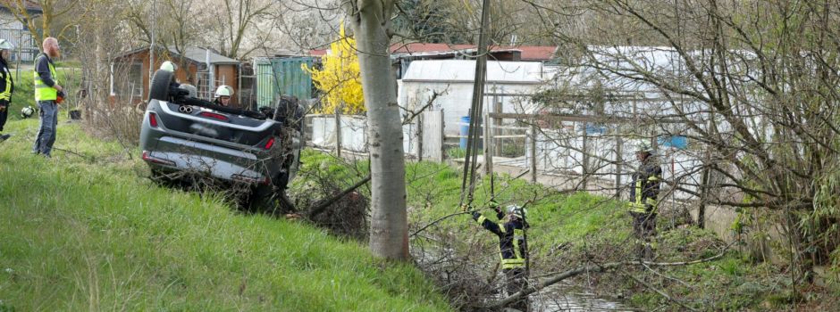 Auto überschlägt sich und landet im Bach