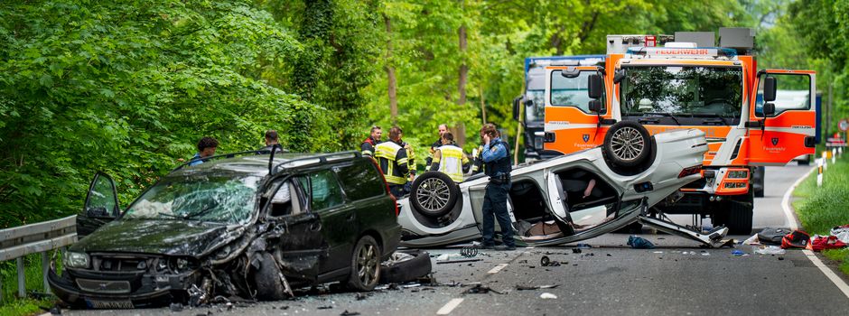 Schwerer Unfall in Wiesbaden: Auto überschlägt sich, Fahrer eingeklemmt