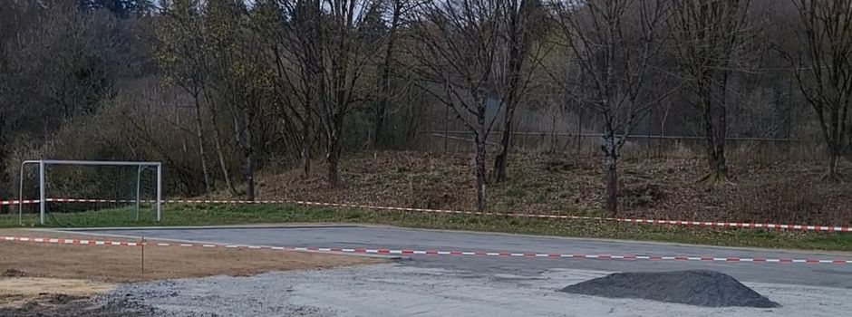 Bau des Fußball-Minispielfeldes schreitet voran