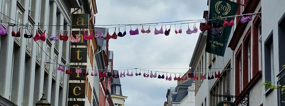 Deshalb hängen in der Koblenzer Altstadt jetzt mehr als tausend BHs