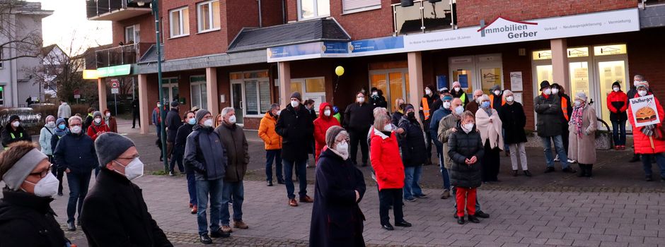 Corona-Politik: Rund 100 Niederkasseler demonstrierten auf dem Rathausplatz gegen „Spaziergänge“ (MIT VIDEO)