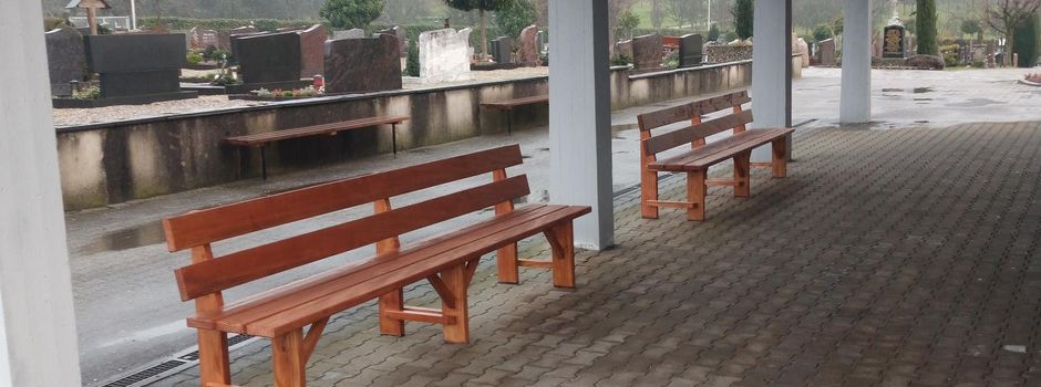 Extralange Bänke für den Friedhof
